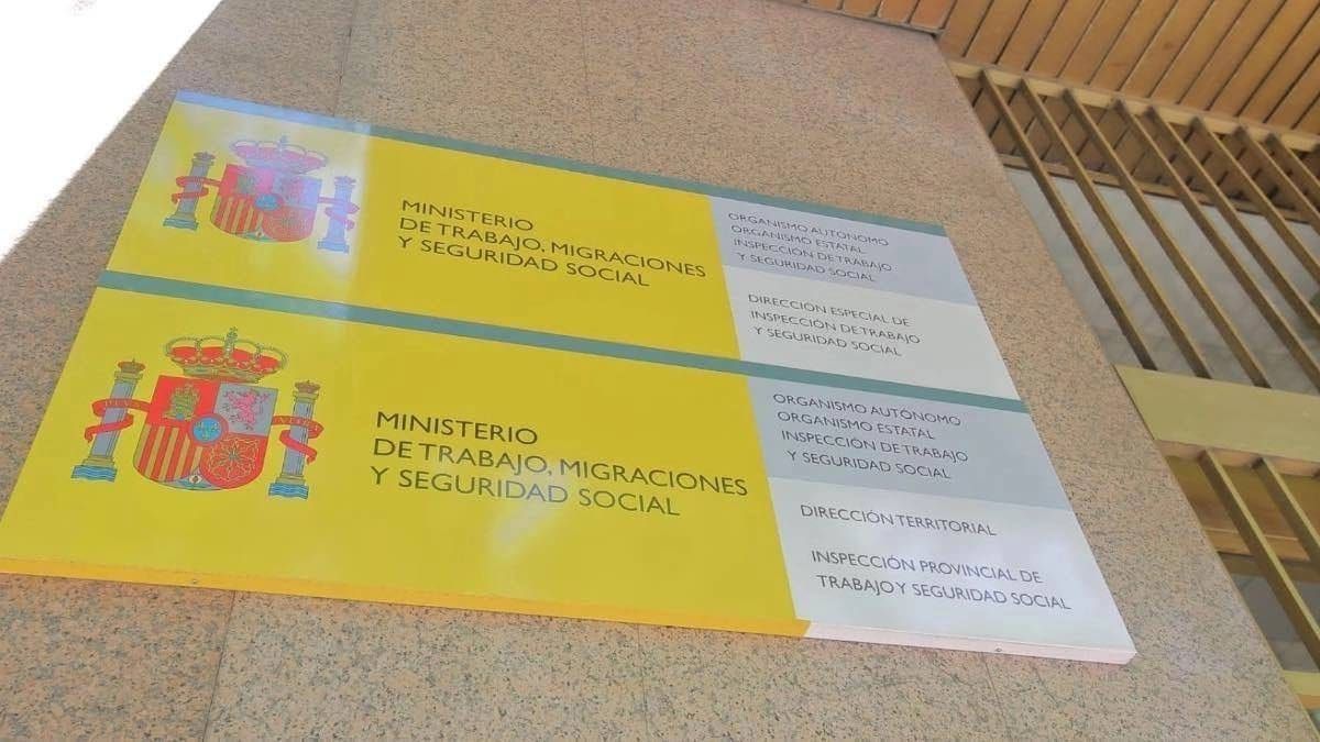 De Arbeidsinspectie kan huizen die nu minder dan dit salaris aan huishoudelijk personeel betalen een boete opleggen van maximaal 7.500 euro.