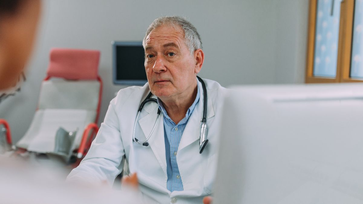 Een arts met 27 dienstjaren die ruim 105.000 euro verdiende voor het lastigvallen van een collega met wie hij uitging, wordt zonder compensatie ontslagen: ze nam ontslag ‘kan niet meer aan het werk’