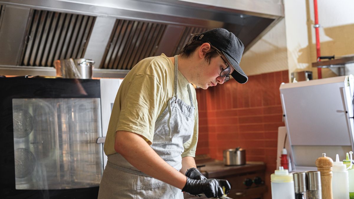 Een bekende restaurantketen moet 29.000 euro betalen voor het ‘vervolgen’ van een medewerker die per ongeluk korting op een maaltijd had toegepast