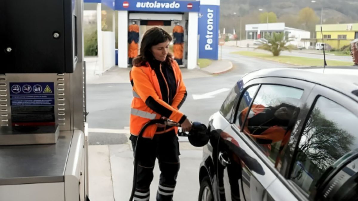 Een medewerker van een tankstation vraagt ​​om weekends vrij te nemen om voor haar dochters te zorgen: dat oordeelt de rechter "de vader kan zijn schema's in evenwicht brengen" en de leiding nemen