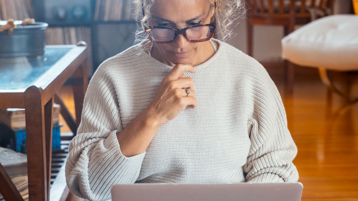 Hij wordt uit zijn ambt gedegradeerd en verlaat het werk met een schadevergoeding van 50.186 euro en recht op werkloosheid