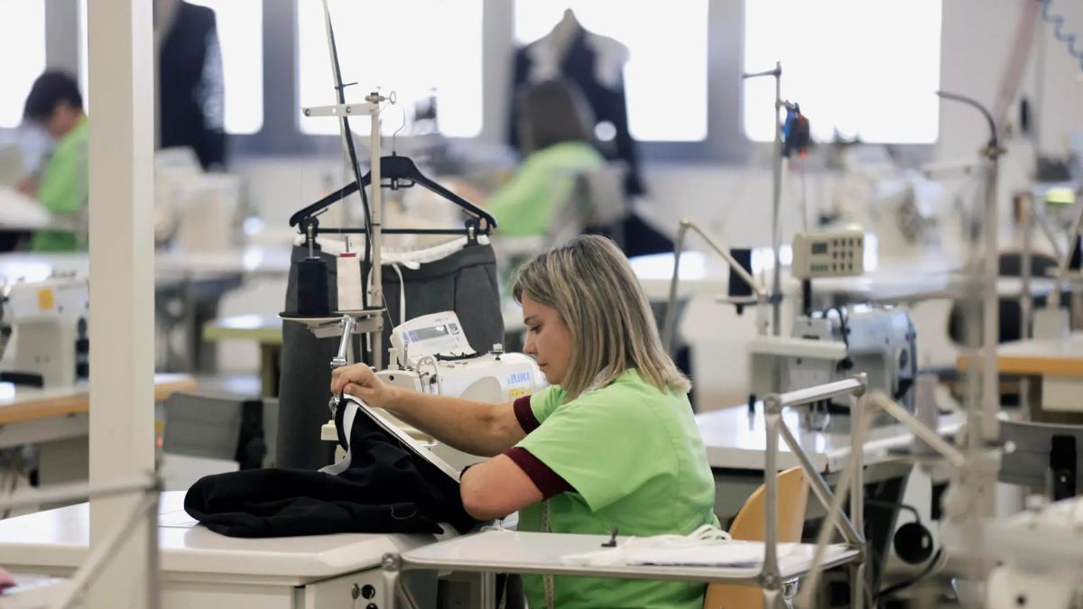 Vrouwen verdienen 4.781 euro minder per jaar dan mannen en hun pensioen is volgens het INE tot 30% lager