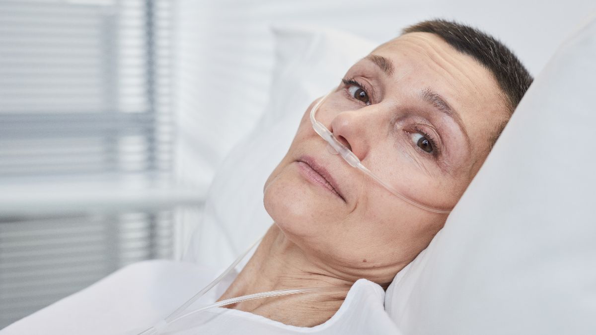 Ze vertellen haar dat ze na vier ziekteverlof is ontslagen vanwege kanker, maar ze houden haar ingeschreven bij de sociale zekerheid om het ontslag te weigeren: ze moeten haar weer in dienst nemen en haar 7.501 euro betalen