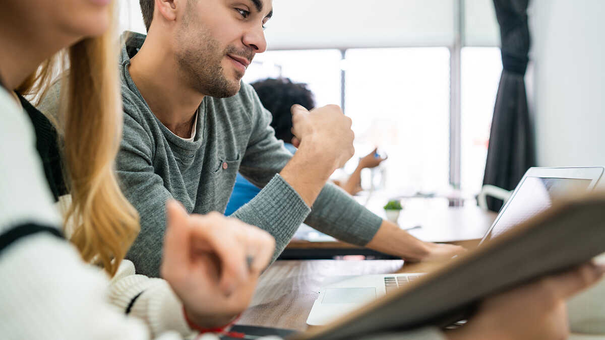 Voordelen van de 'bachelor' vergeleken met de graad in Spanje: drie jaar, 'online' modaliteit en dezelfde academische geldigheid