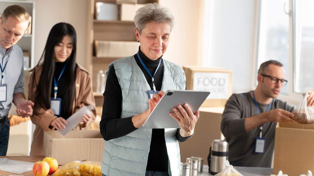 Het ministerie van Financiën bevestigt dat het geven van geld aan kinderen of ouders niet vereist dat het familielid dat het geld geeft, belasting betaalt.