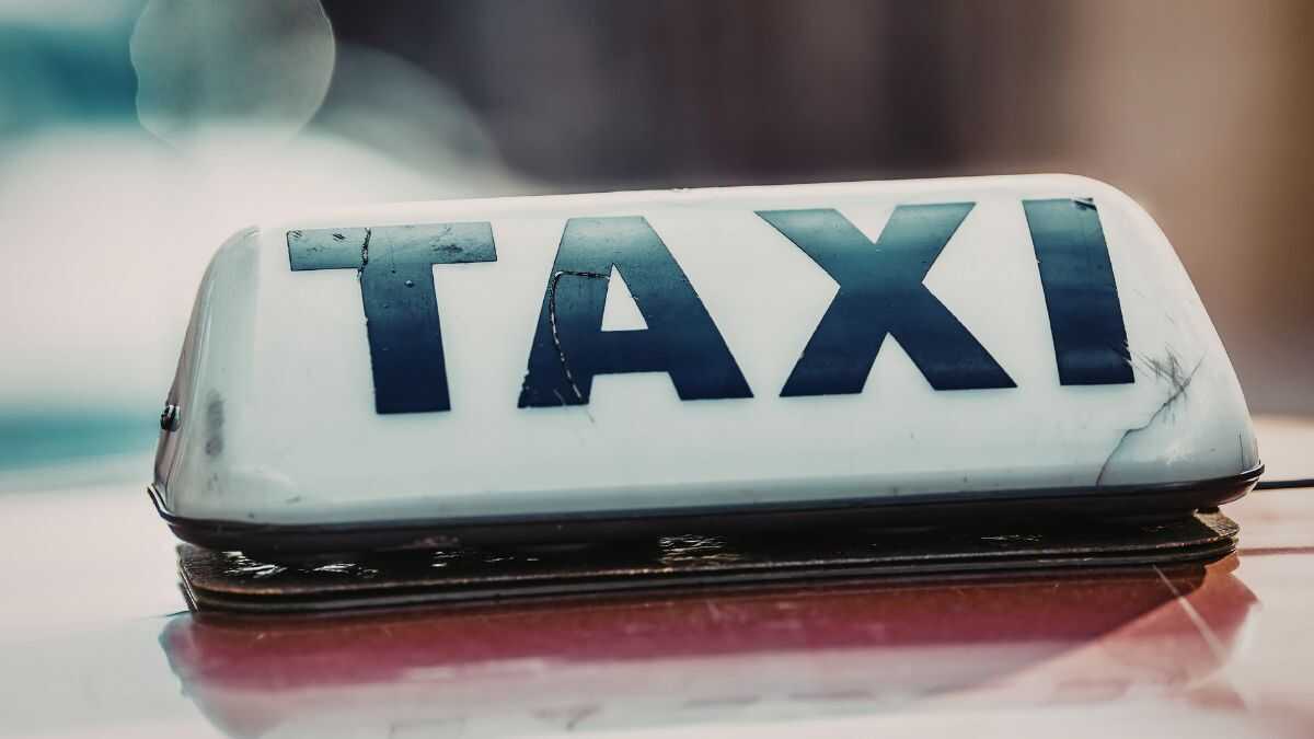 De zelfstandige taxichauffeurs van Valencia klagen de VTC's tijdens de Fallas aan om veranderingen in de regelgeving te eisen