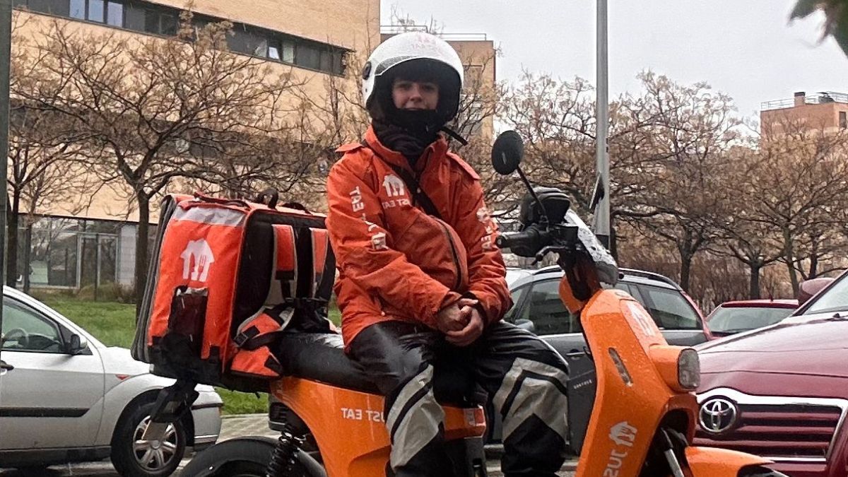 8M | Verónica (22 jaar), bezorger van Just Eat: "Soms zijn ze verrast om te zien dat ik jong en vrouw ben. Ze hebben ons laten geloven dat er alleen banen voor mannen zijn, maar dat is een leugen"