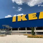 Een Ikea-werknemer met meer dan 25 dienstjaren wordt ontslagen zonder compensatie voor het beledigen van bazen en collega's op sociale netwerken: Justitie steunt het ontslag