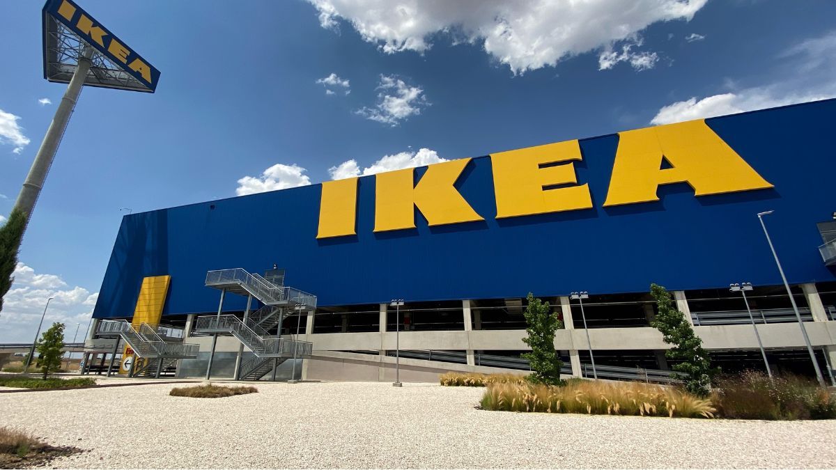 Een Ikea-werknemer met meer dan 25 dienstjaren wordt ontslagen zonder compensatie voor het beledigen van bazen en collega's op sociale netwerken: Justitie steunt het ontslag