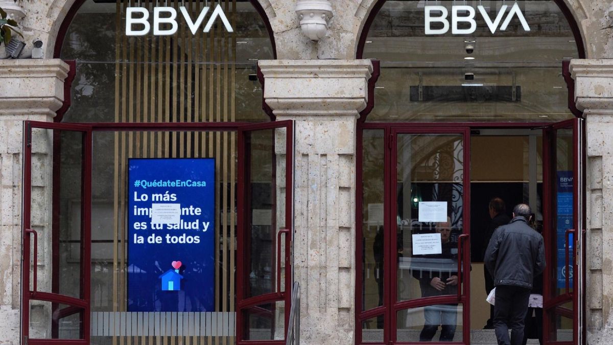 Een kantoordirecteur van BBVA die ruim 6.000 euro per maand verdiende omdat hij met de bedrijfskaart voor zichzelf geld opnam bij de geldautomaat, werd ontslagen