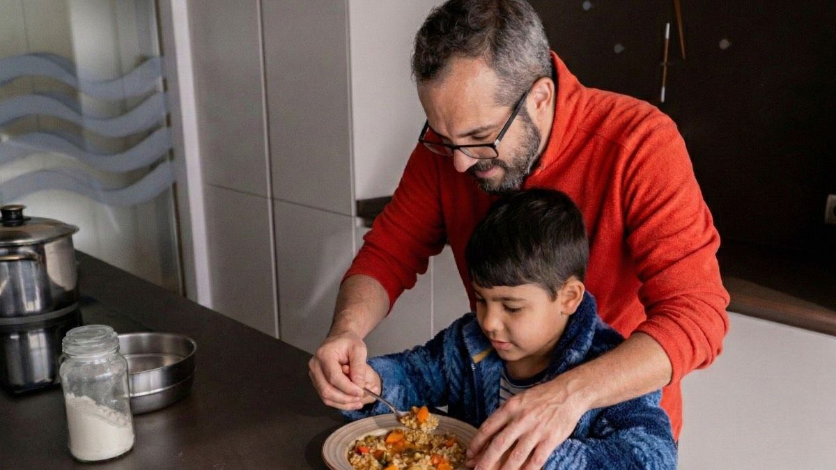 Een vader slaagt erin zijn werkuren terug te brengen tot 99,9% zonder inkomen te verliezen om voor zijn zoon met ernstig autisme te zorgen: de onderlinge verzekeringsmaatschappij weigerde hem