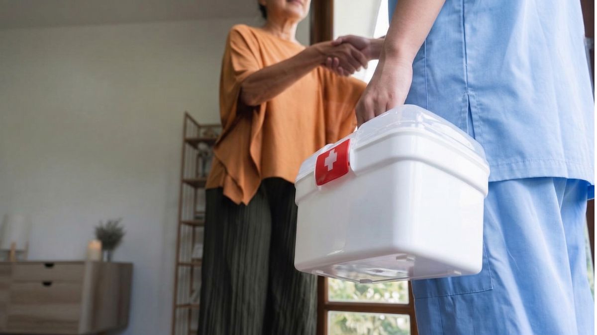 Een verpleegster die zijn patiënten tijdens zijn werkdag in een supermarkt liet werken, werd veroordeeld tot het betalen van 70.000 euro