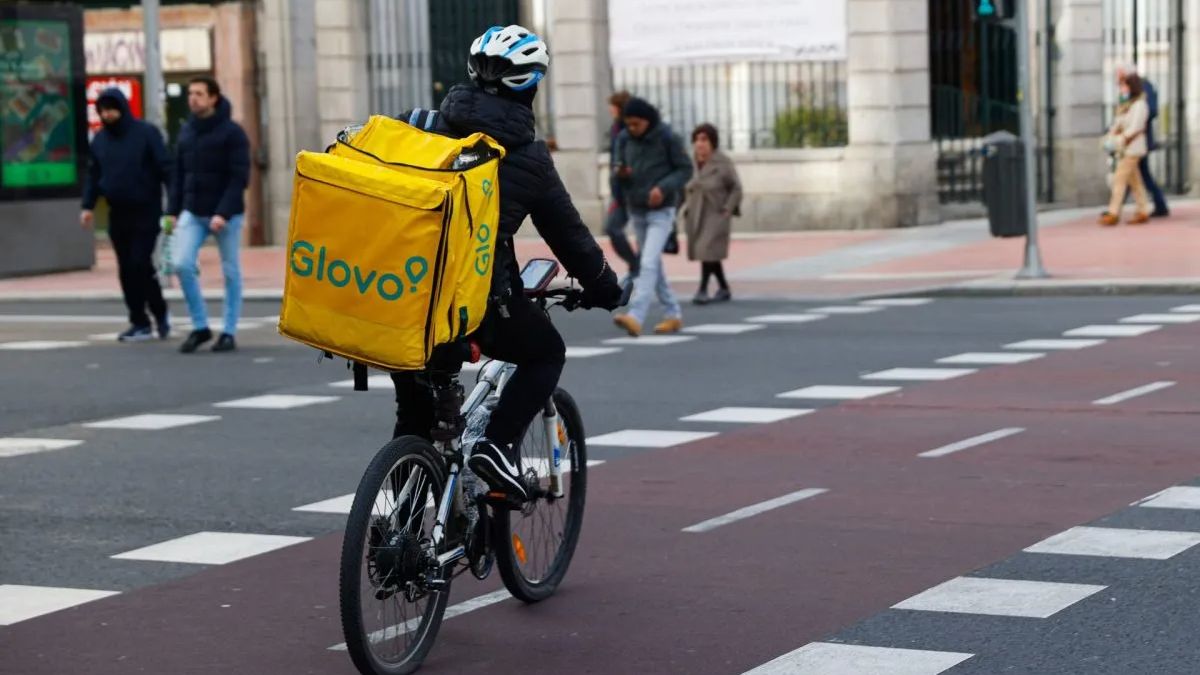 Glovo kondigt een ERE aan die gevolgen zal hebben voor 750 bezorgers in Spanje en Yolanda Díaz antwoordt: ze zullen “geen enkele chantage” toestaan