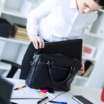 Het bedrijf moet het volledige salaris betalen en kan de terugvordering van de uren niet afdwingen als het de werknemer wegens gebrek aan werk eerder naar huis stuurt.