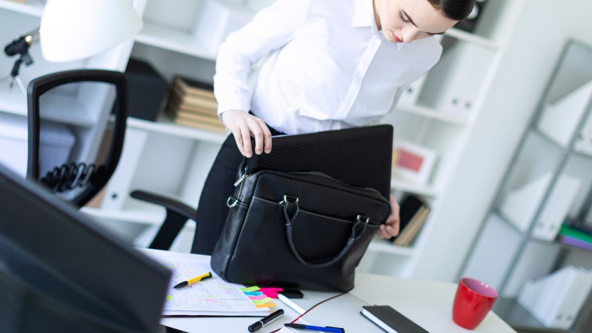 Het bedrijf moet het volledige salaris betalen en kan de terugvordering van de uren niet afdwingen als het de werknemer wegens gebrek aan werk eerder naar huis stuurt.