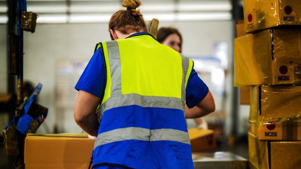 Hij wordt ontslagen nadat hij 148 vakantiedagen heeft opgeëist. Het bedrijf beweert dat hij vrijwillig is vertrokken en de rechtbank veroordeelt hem tot het betalen van 30.010 euro.