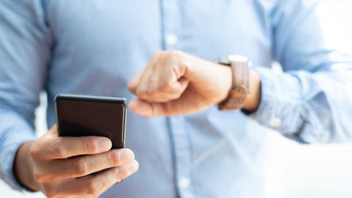 Kunnen zelfstandigen hun werknemers dwingen om in te klokken vanaf hun mobiele telefoon?