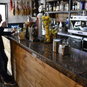 Ontslagen wegens het drinken van alcohol tijdens ziekteverlof vanwege angst: een rechercheur heeft hem betrapt en het is gepast omdat het “gedrag is dat het genezingsproces vertraagt”