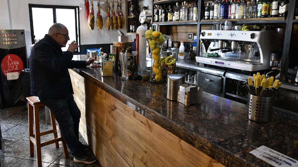 Ontslagen wegens het drinken van alcohol tijdens ziekteverlof vanwege angst: een rechercheur heeft hem betrapt en het is gepast omdat het “gedrag is dat het genezingsproces vertraagt”