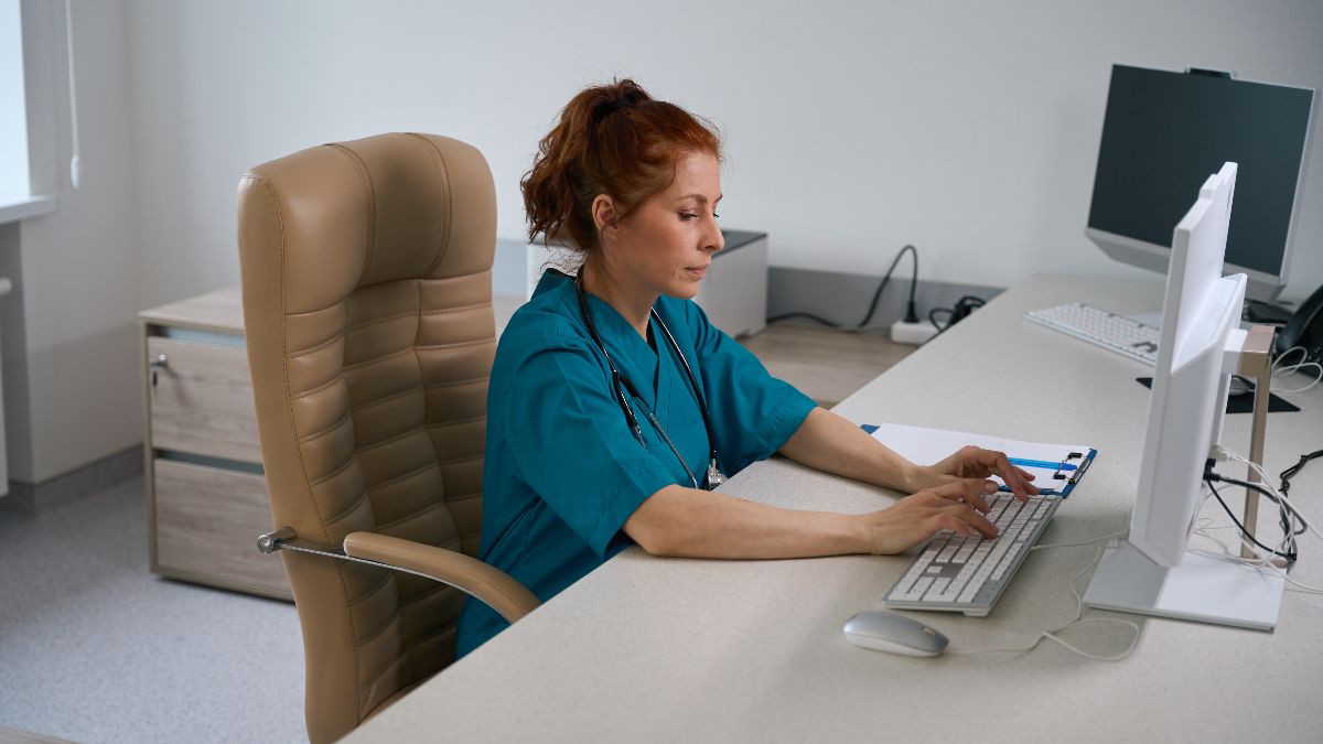 Ze wordt ontslagen omdat ze aan haar man een valse verklaring heeft afgelegd dat ze naar de tandarts is gegaan: het is zelfs passend als ze zwanger was