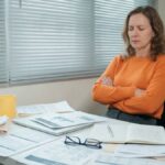 Ze wordt ontslagen omdat ze na haar verlof weigert te werken: de rechtbank is van mening dat ze gewetensvol heeft gehandeld door het bedrijf aan te klagen en acht dit passend