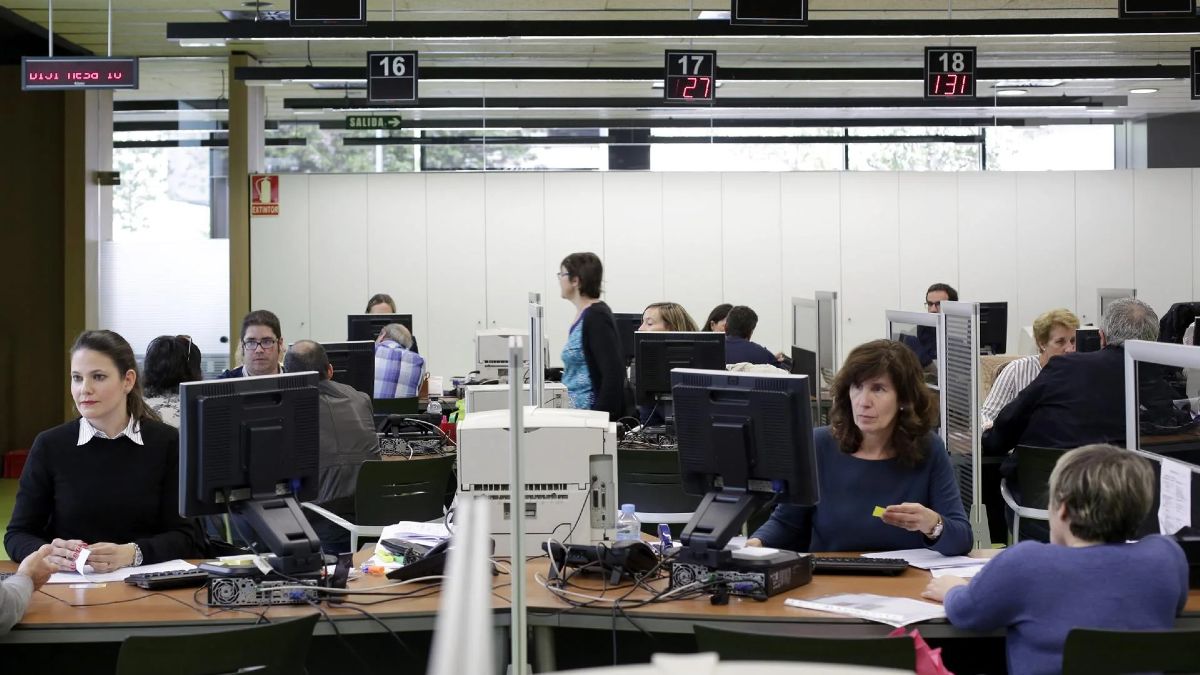 Zij vergoeden een ambtenaar met 20.000 euro voor het struikelen en vallen over computerkabels