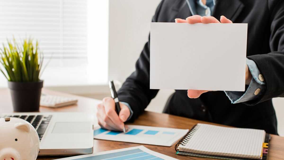 Het ministerie van Financiën brengt duizenden zelfstandigen op de hoogte van de inkomstenbelasting om inkomsten aan te geven en fouten te corrigeren