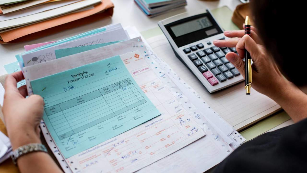 Bedrijven betalen facturen aan hun leveranciers, veelal zelfstandigen en kmo's, 14 dagen te laat