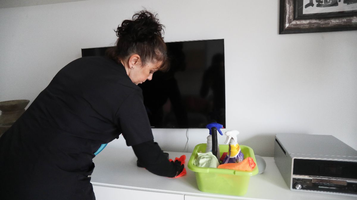 32% van de ruim 565.000 vrouwen die in 2025 in de huishoudelijke dienst werkten, waren niet geregistreerd bij de sociale zekerheid