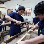 Bedrijven die hun werknemers dwingen om buiten werktijd een opleiding te volgen, moeten hen die uren als overwerk uitbetalen.