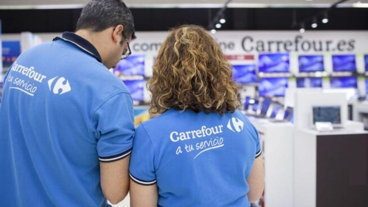 Carrefour ontslaat een werknemer die de prijs van enkele chocoladesedans verlaagde en deze vervolgens kocht door zijn werknemerskorting toe te passen: Justitie vindt het passend