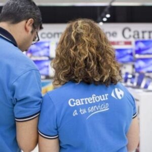 Carrefour ontslaat een werknemer die rollen toiletpapier en een bakje kippenspiermagen heeft meegenomen zonder te betalen: het is gepast