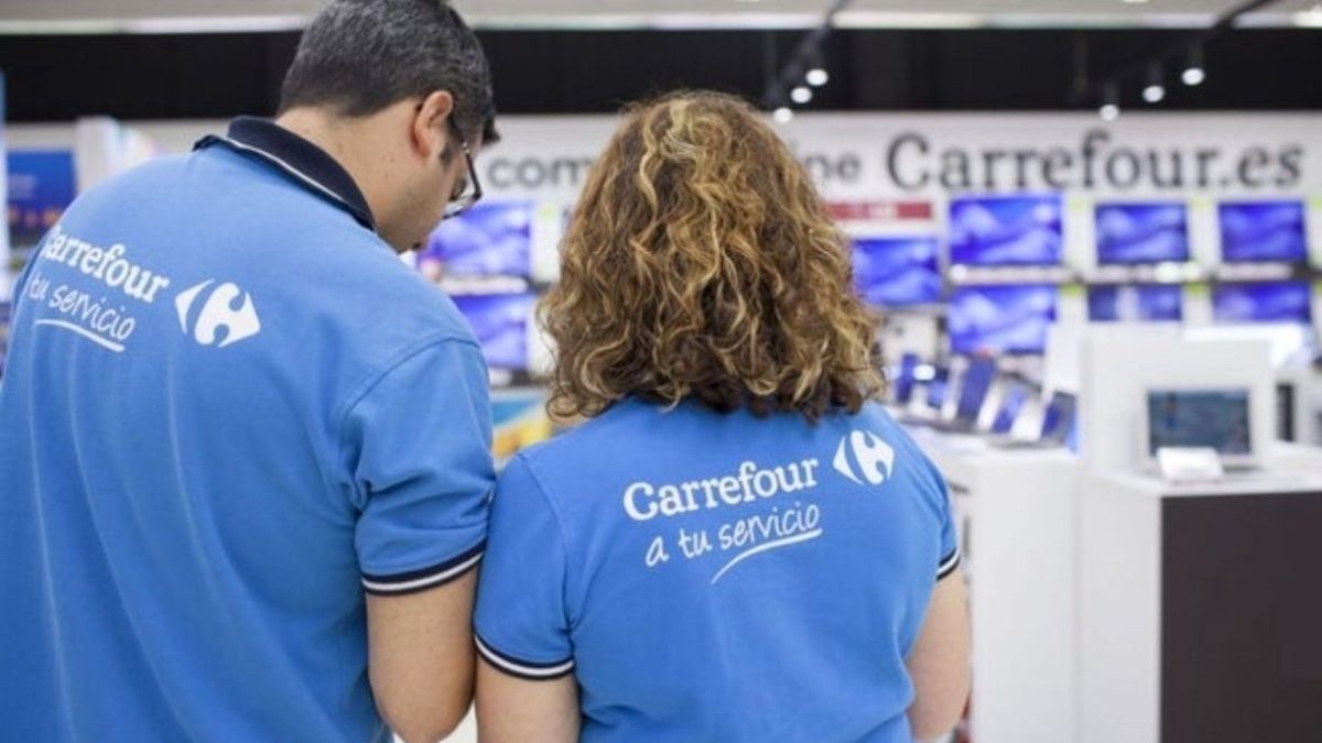 Carrefour ontslaat een werknemer die rollen toiletpapier en een bakje kippenspiermagen heeft meegenomen zonder te betalen: het is gepast