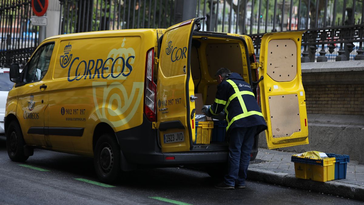 Correos huurt hem 25 keer in 23 jaar in, ze ontslaan hem en nu moeten ze hem compenseren met 29.309,25 euro, zoals bevestigd door Justitie