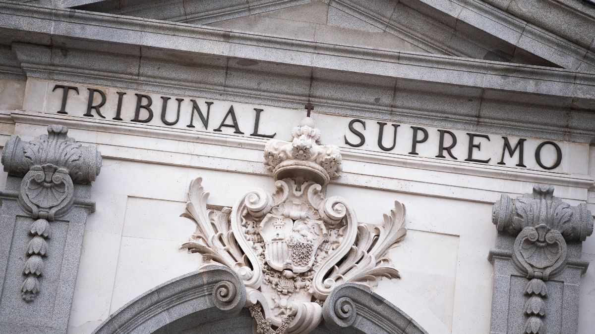 De Hoge Raad stelt vast dat een periode van tijdelijke arbeidsongeschiktheid meetelt voor het kunnen verlengen van de verblijfs- en werkvergunning