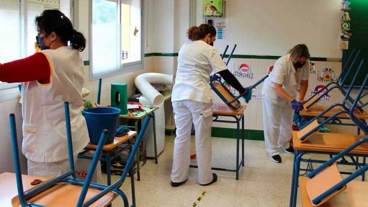De SEPE zoekt personeel dat 3 uur per dag wil werken met een salaris van 850 euro in scholen en schoonmaak: velen vragen niet om studies of ervaring