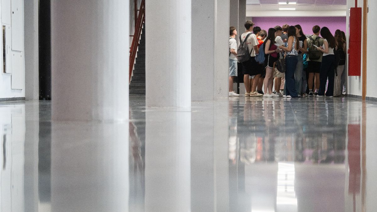 Een lerares wordt ontslagen omdat ze haar leerlingen onder invloed van alcohol dwingt de Macarena te dansen