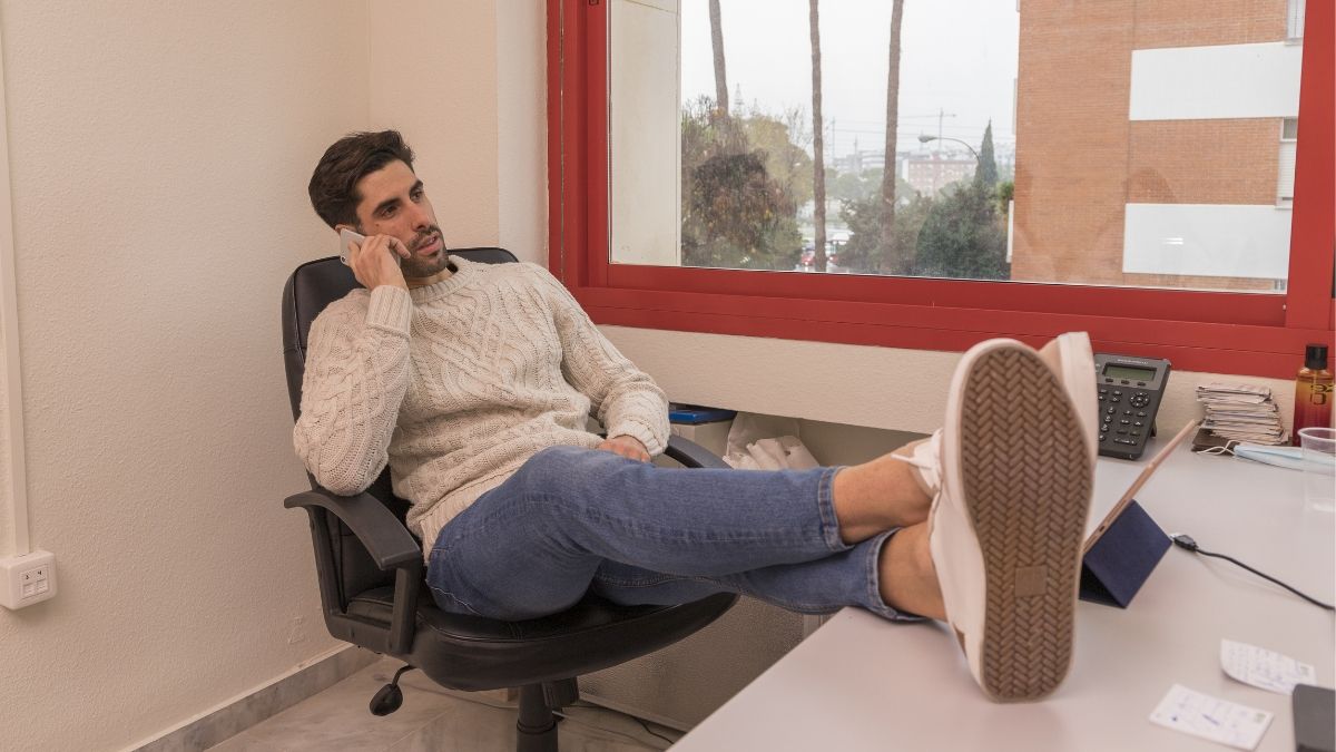 Een onderzoek bevestigt dat de werkdag in Spanje gemiddeld 25,5 uur duurt: de rest van de tijd wordt besteed aan online winkelen of sociale netwerken bekijken