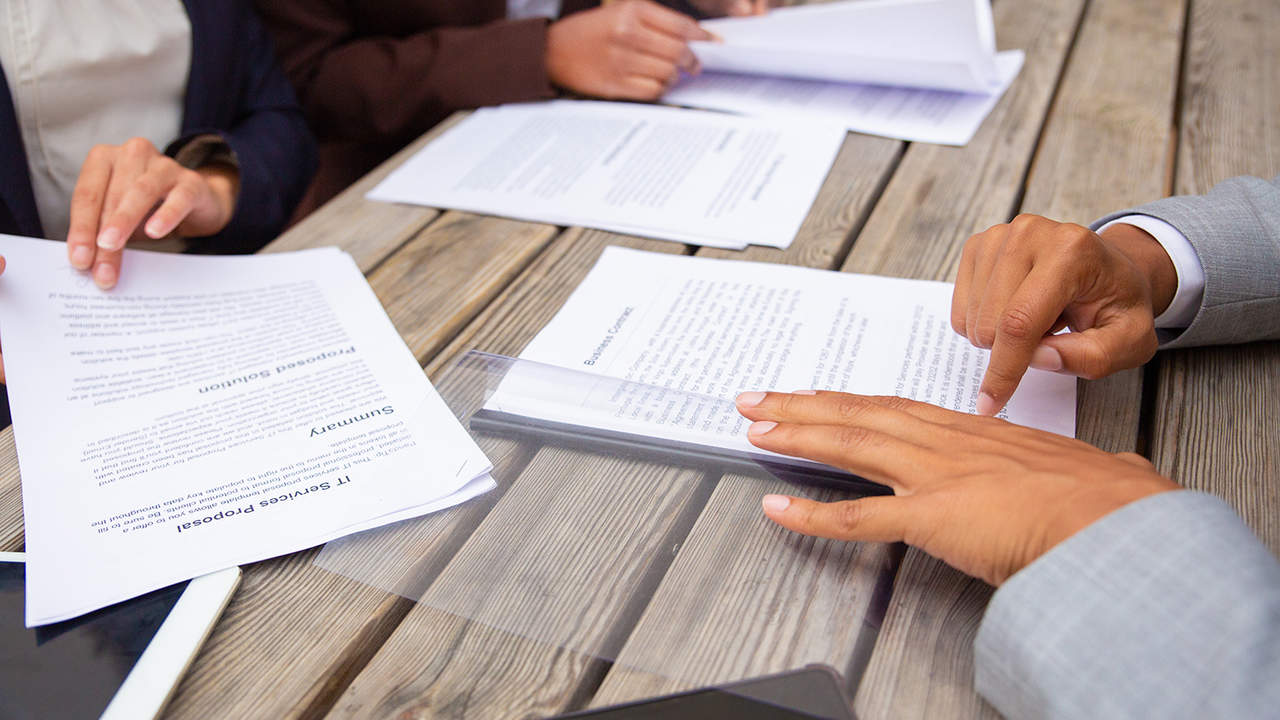 Het ministerie van Financiën houdt toezicht op de uitstroom van geld bij zelfstandige bedrijven en meldt een controle op het betalen van minder personenbelasting