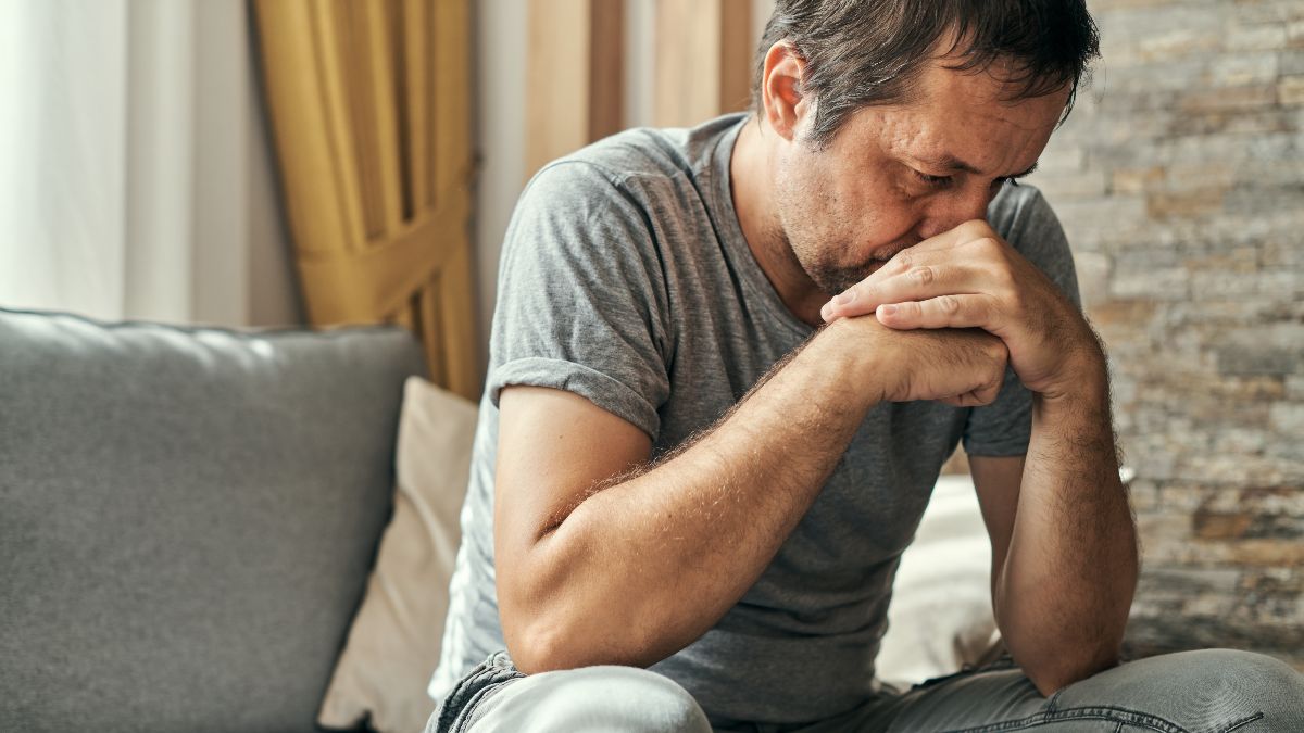 Hij wordt ontslagen omdat hij zonder reden afwezig is: men dacht dat hij nog met medisch verlof was, maar dat is terecht