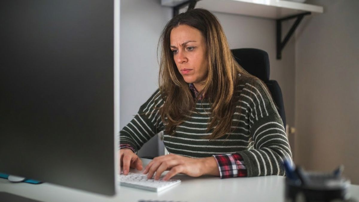 Justitie staat haar 100% telewerk toe om voor haar kinderen te zorgen nadat het bedrijf haar dit had ontzegd: ze onderhandelden niet met haar zoals vereist door het Arbeidersstatuut