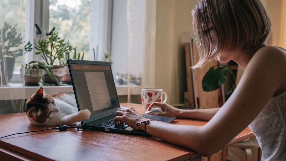 Justitie staat telewerken toe aan een werknemer voor geestelijke gezondheid en stelt haar langdurig psychiatrisch verlof gelijk met een handicap