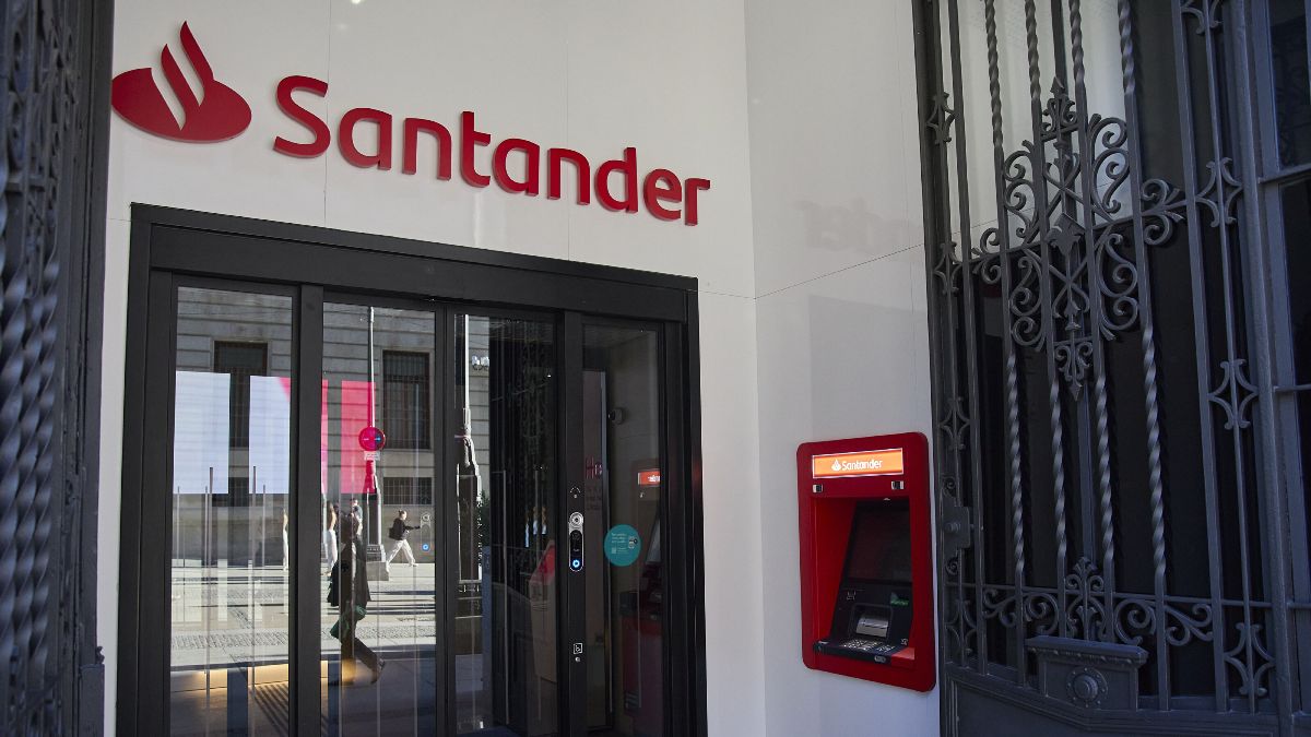 Ontslagen na ruim vijftien jaar bij Banco Santander omdat hij voor klanten tekende en leningen afhankelijk stelde van het afsluiten van een verzekering: het is ongepast omdat de bank het tolereerde