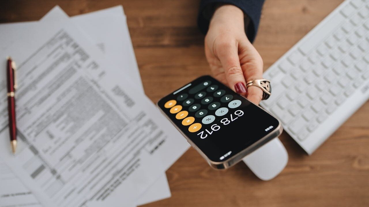 Technici van het ministerie van Financiën beoordelen de inhoudingen die elke CCAA aan zelfstandigen biedt