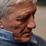 Ze dwingen hem om op 67-jarige leeftijd met pensioen te gaan en het Hooggerechtshof verklaart zijn ontslag nietig wegens discriminatie: het was niet gerechtvaardigd en ze moeten hem weer in dienst nemen