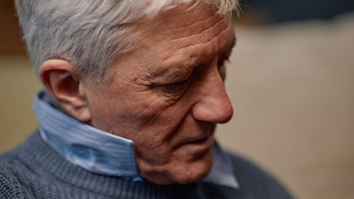 Ze dwingen hem om op 67-jarige leeftijd met pensioen te gaan en het Hooggerechtshof verklaart zijn ontslag nietig wegens discriminatie: het was niet gerechtvaardigd en ze moeten hem weer in dienst nemen