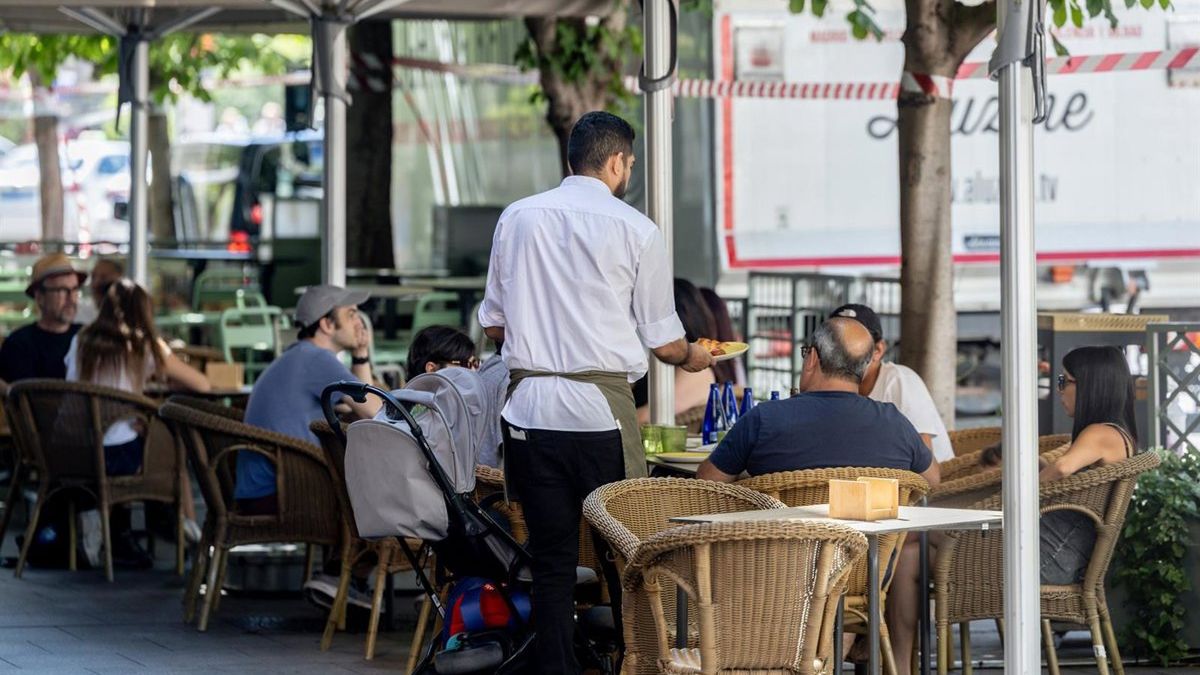 Ze legden hem een ​​boete op van 14.625 euro omdat hij meerdere obers zonder vergunning had die verdedigden dat ze “uit vriendschap” werkten