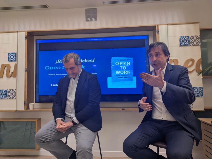 Ángel Sáenz de Cenzano is de algemeen directeur (landmanager) van LinkedIn voor Spanje en Portugal en Paco Salcedo van Microsoft. 'NieuwsWerk'.