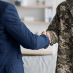 MKB-bedrijven kunnen ruim 23.000 euro per jaar besparen als ze ex-militairen ouder dan 45 jaar in dienst nemen