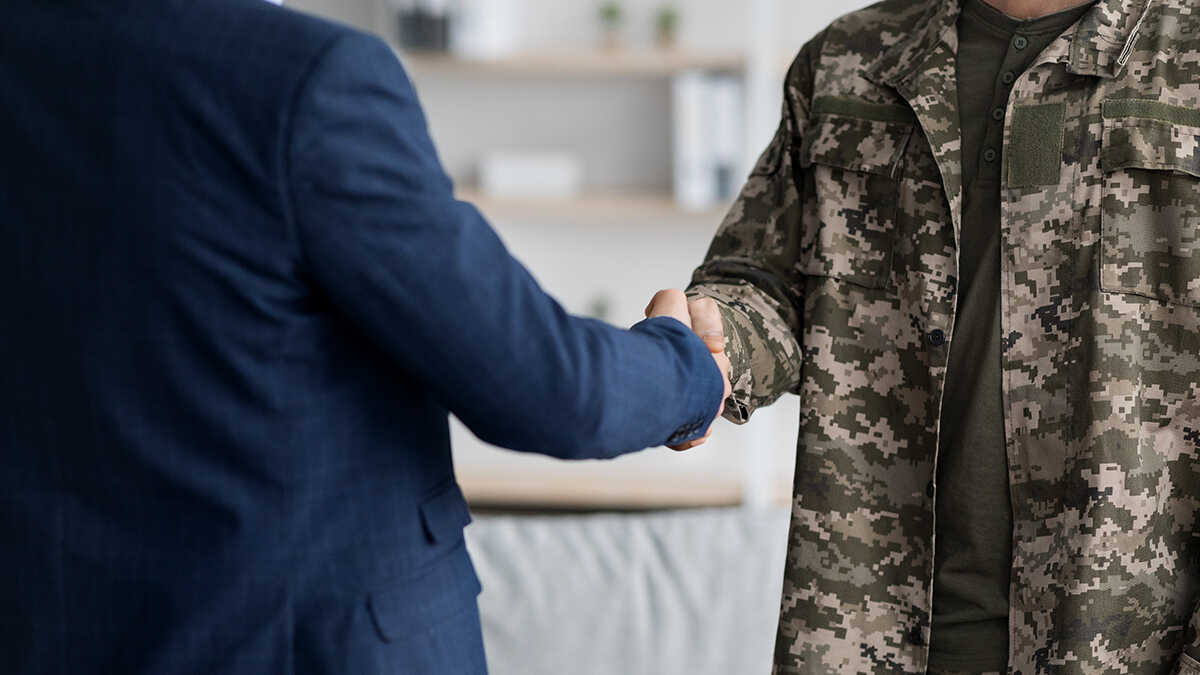 MKB-bedrijven kunnen ruim 23.000 euro per jaar besparen als ze ex-militairen ouder dan 45 jaar in dienst nemen